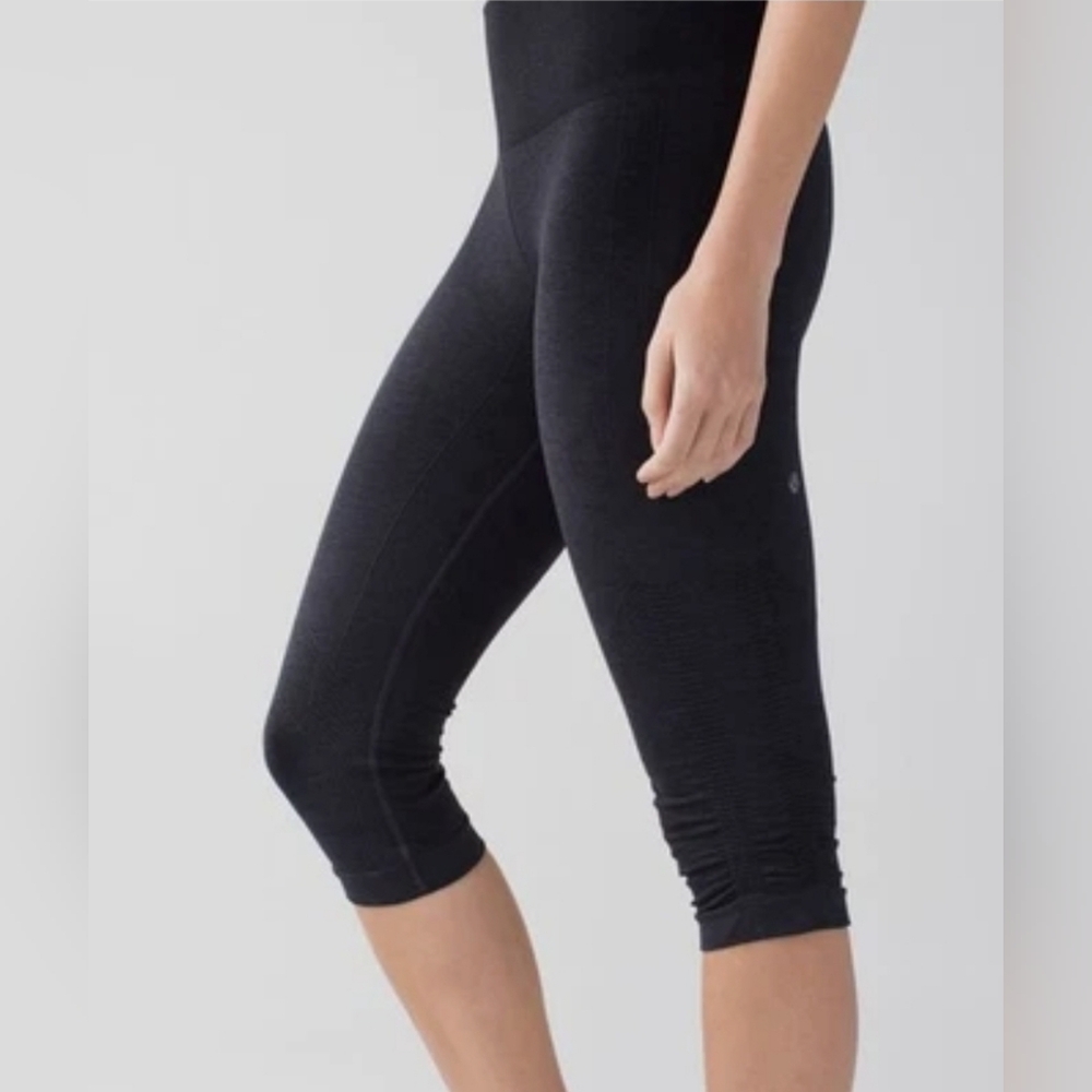 🏷️Lululemon In The Flow Crop II Heathered Deep Coal Gray Leggings EUC Size 6
